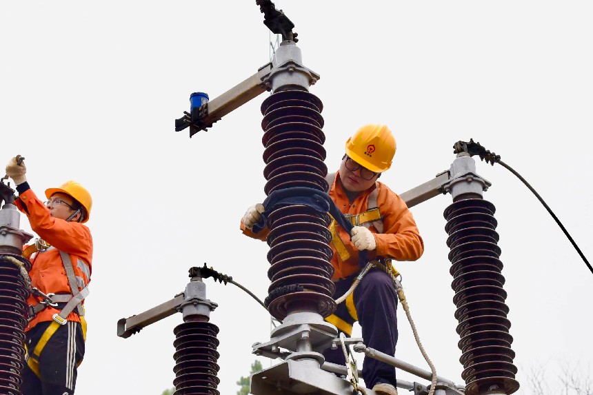 電器鉗工謝華在擦拭絕緣子。史俊男攝