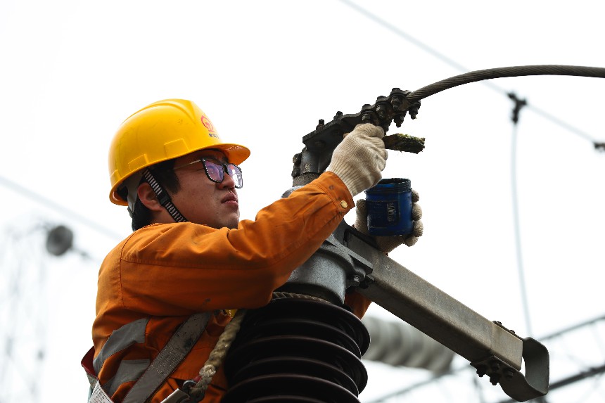 電器鉗工謝華在涂抹黃油。史俊男攝