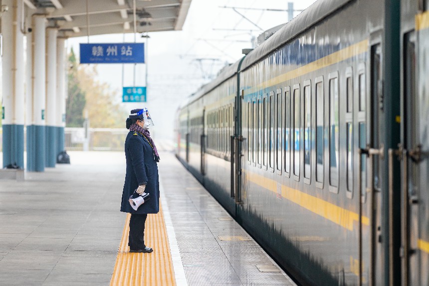 贛州站列車即將發車。鄒陽攝