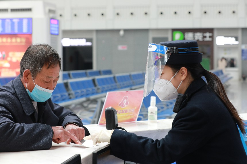 服務臺工作人員正在為旅客答疑解惑。鄒陽攝