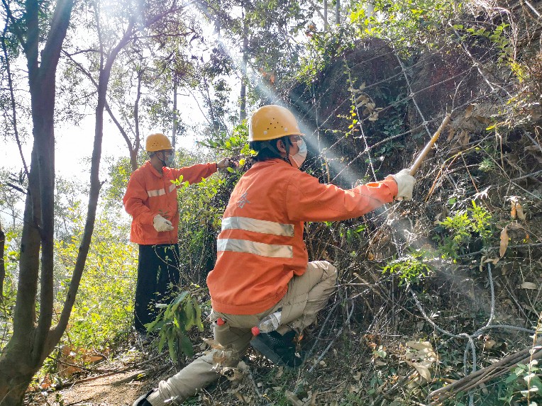 作業人員排查危石主動防護網狀態。陳大鋒攝