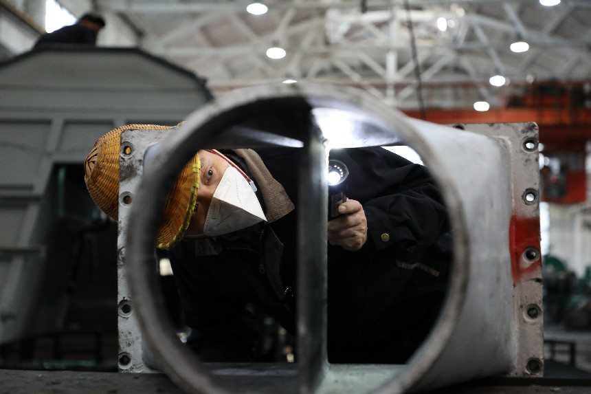 質檢員正在驗收檢修質量。車馳攝