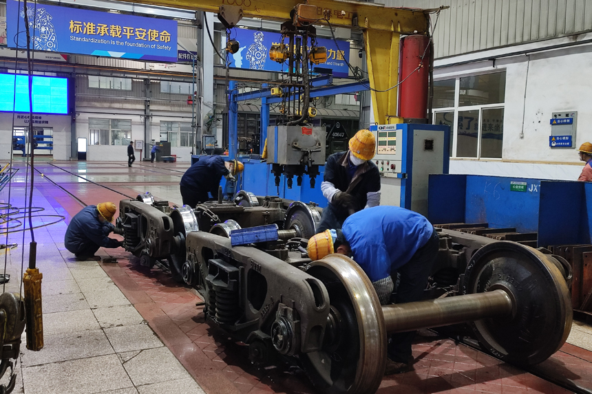 鐵路工人在組裝轉向架。劉強攝