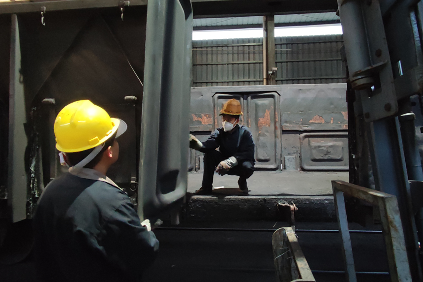 鐵路工人在組裝車門。劉強攝