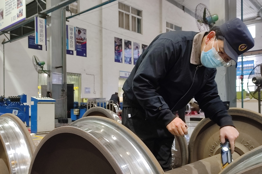 鐵路工人在測量、統計輪對數據。劉強攝