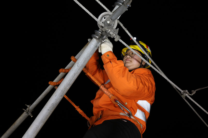 雷靖雯在檢查接觸網腕臂。胡鵬攝