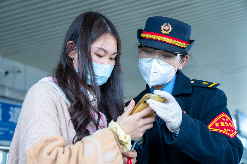 圖為贛州站工作人員正在為旅客講解鐵路e卡通業務。