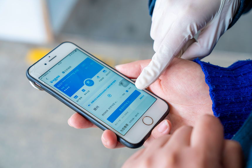 圖為贛州站工作人員正在為旅客講解鐵路e卡通業務。