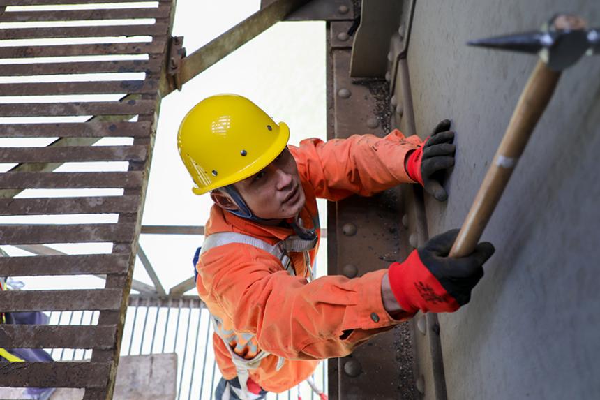 通過檢查錘敲擊的方式對橋梁設備進行檢查。陳霏滸攝