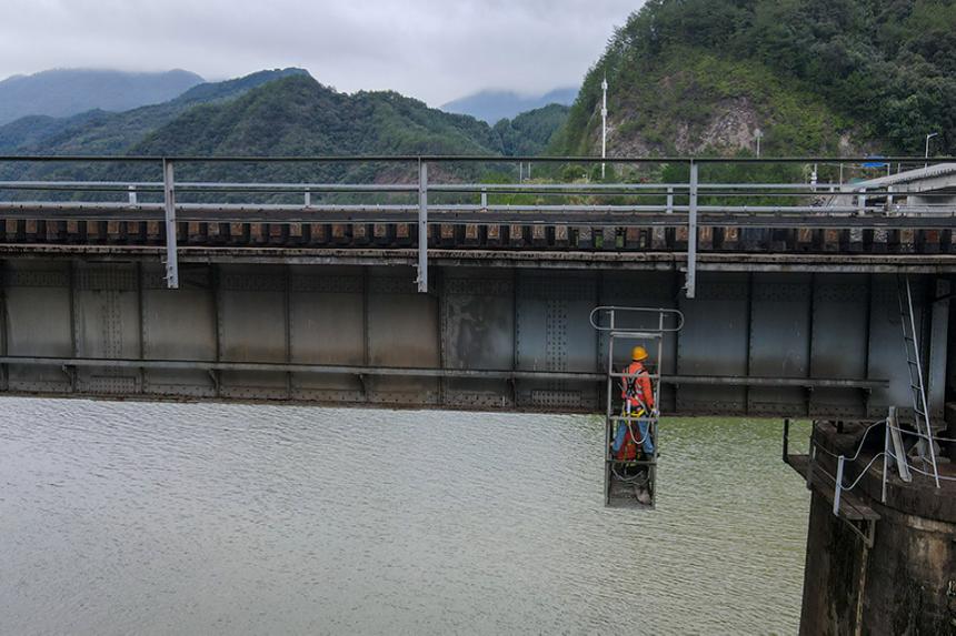 對橋體外部進行檢查。陳霏滸攝