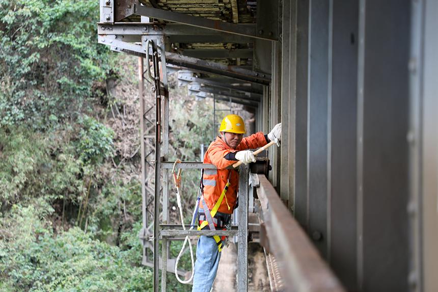 鐵路職工正在檢查鋼梁橋外圍設備狀態。陳霏滸攝