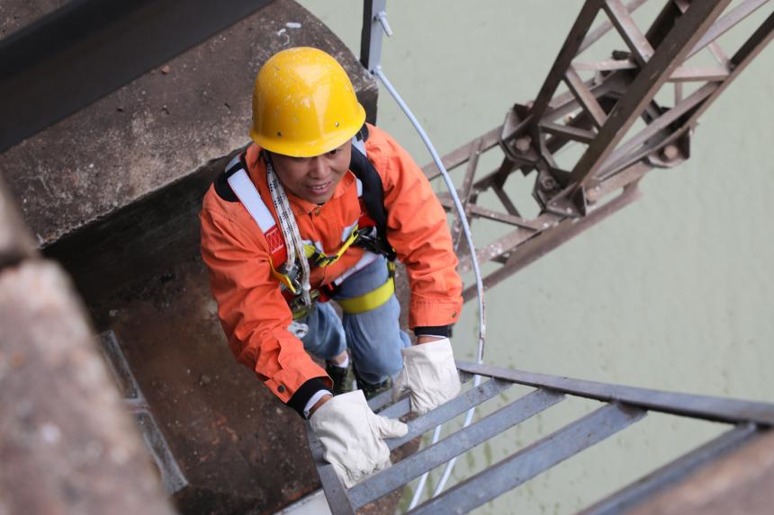 完成檢修作業后職工正在返回橋面。陳霏滸攝