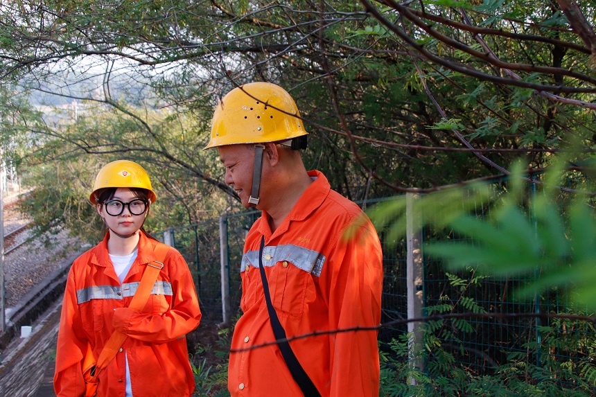 女橋隧工何卓卿與父親徒步爬上鐵路擋墻。羅毅攝