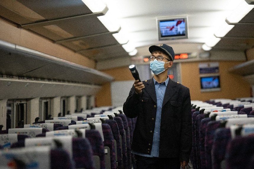 圖為動車組機械師正在檢查動車組客室內客服設施狀態。劉橋攝