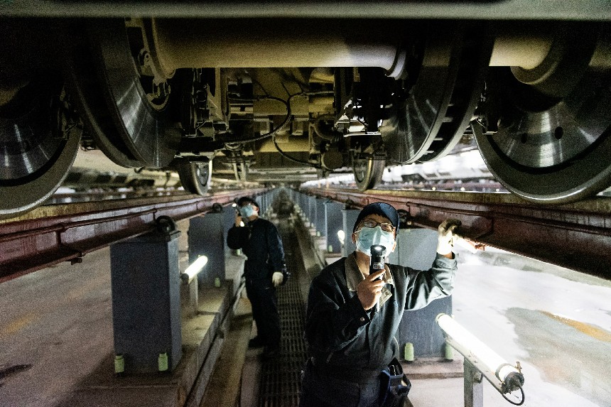 動車組機械師正在檢查動車組走行部各部件狀態。劉橋攝