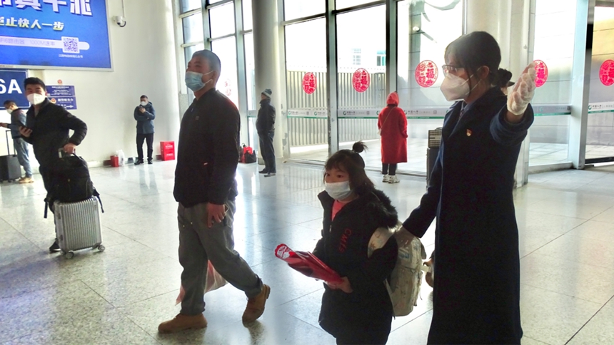 張悅引導旅客至對應檢票口 楊佳煜攝