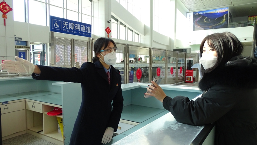 張悅回答旅客問詢 楊佳煜攝