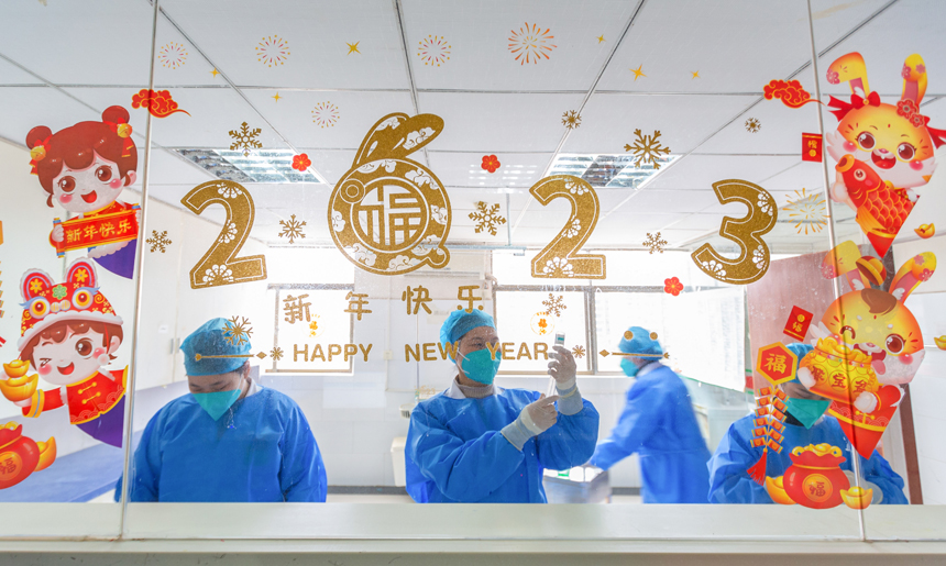 1月20日，醫護護士正在配置藥液。劉平華攝