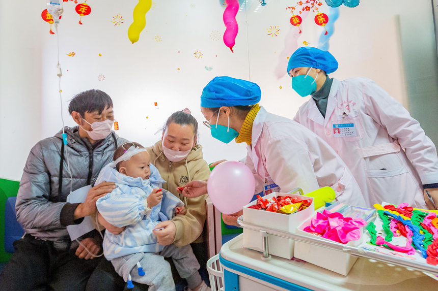 1月20日，醫護人員給每位患兒精心準備糖果等節日禮物。劉平華攝