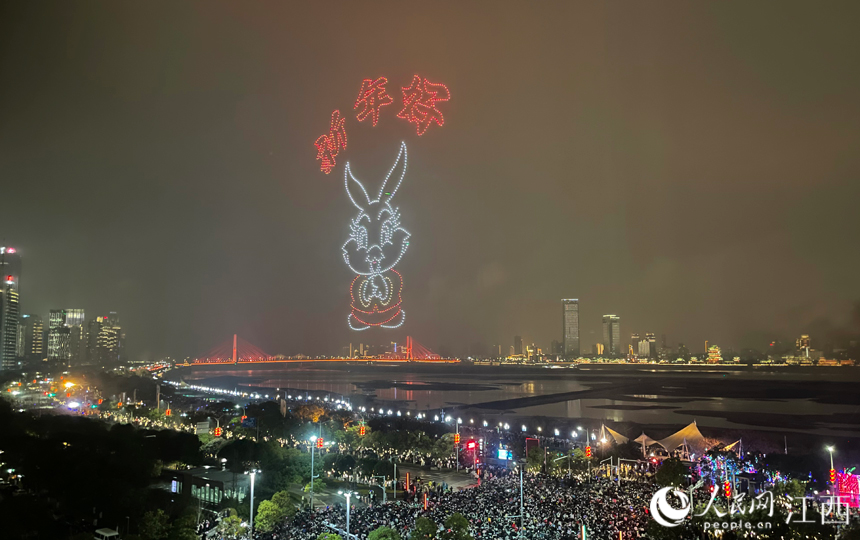 無人機燈光秀（手機拍攝）。人民網 毛思遠攝