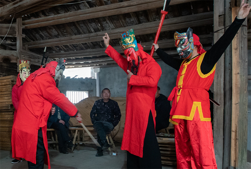 上甘儺班正在村里的古戲臺上演出。謝衛民攝