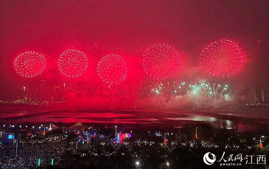 2023年南昌市迎春煙花晚會在贛江老官洲舉行（手機拍攝）。人民網 毛思遠攝