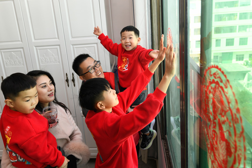 陳南生一家在探親房內貼窗花迎新年。 劉凱攝