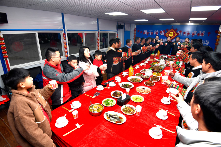 陳南生全家和項目部工友及家屬們一起吃長桌宴過春節。劉凱攝