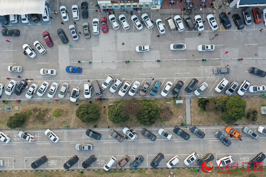 服務區的車位挺滿車輛。人民網 時雨攝
