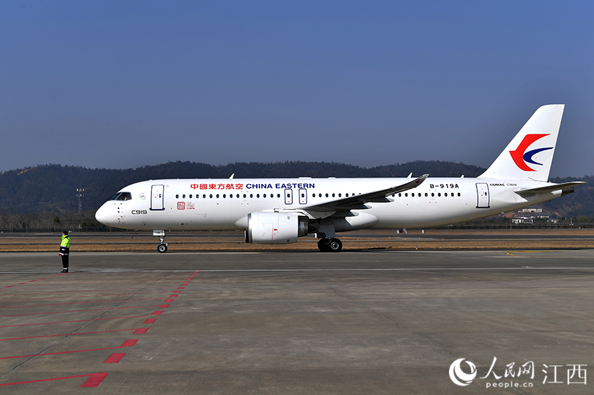 C919脫離跑道后滑向停機坪。 人民網 時雨攝