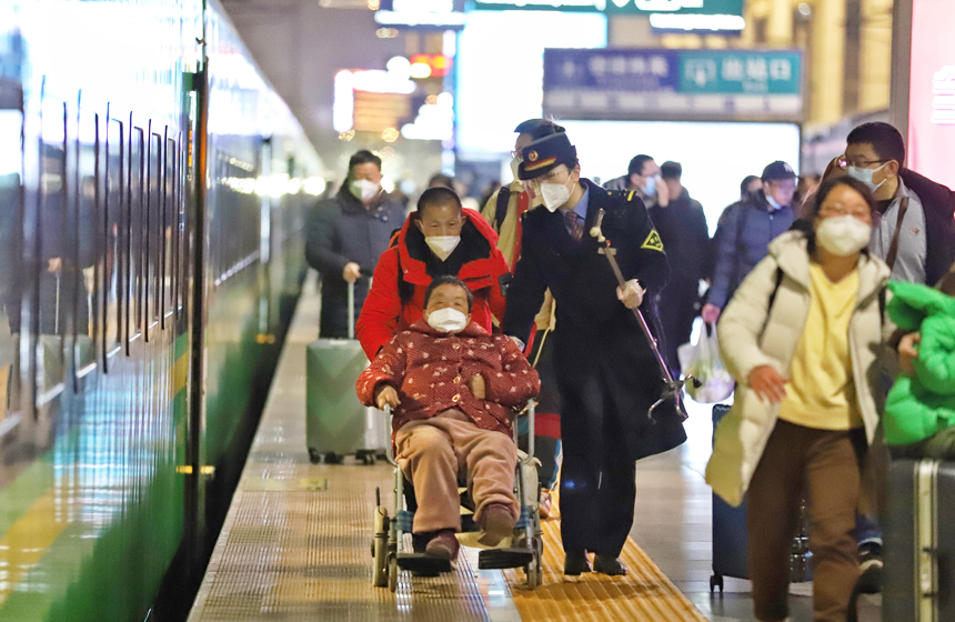南昌客運段D736次列車工作人員正在引導重點旅客登車。丁波攝