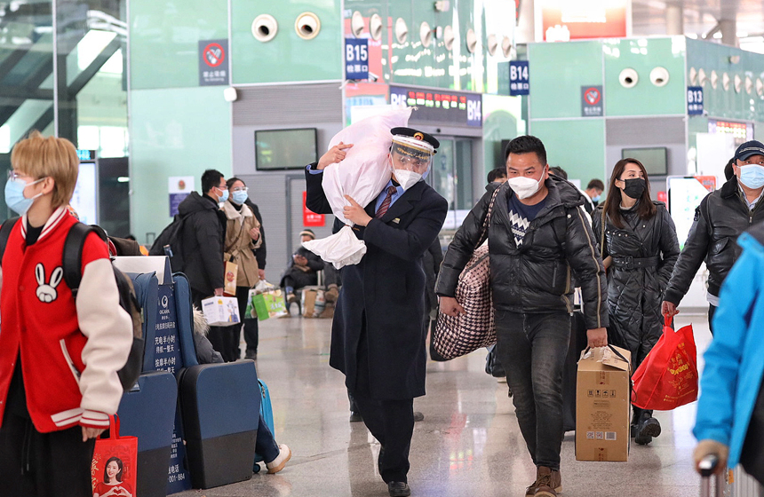 南昌西站工作人員幫助旅客搬運行李。丁波攝