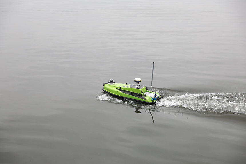 無人船下水測量。程林攝