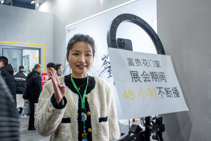 展商進行現場直播。黃曉生攝