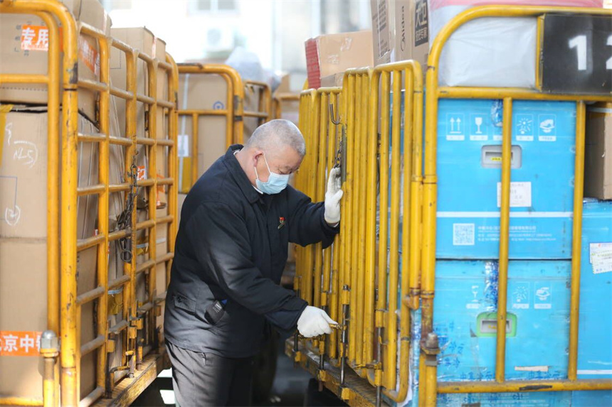 張細毛檢查行李車插銷。張倩攝