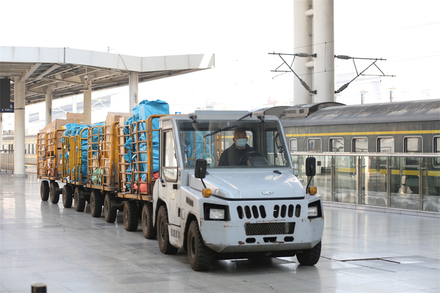 張細毛安全駕駛牽引車在站臺行駛。