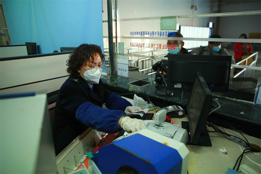 售票員利用“出行便攜服務卡”為特殊旅客服務。張倩攝