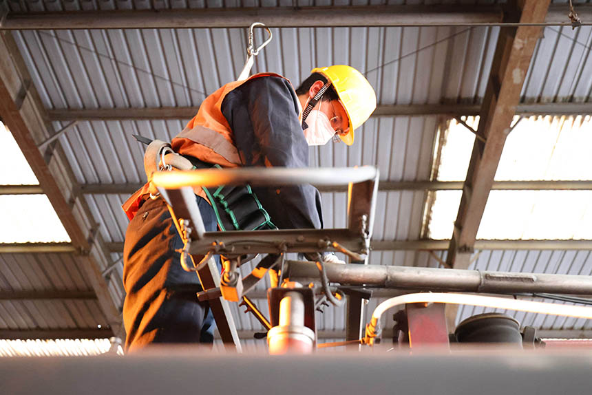 中國鐵路南昌局集團有限公司鷹潭機務段機車鉗工檢查車頂受電弓，為春耕物資運輸提供優質動力。徐文文攝