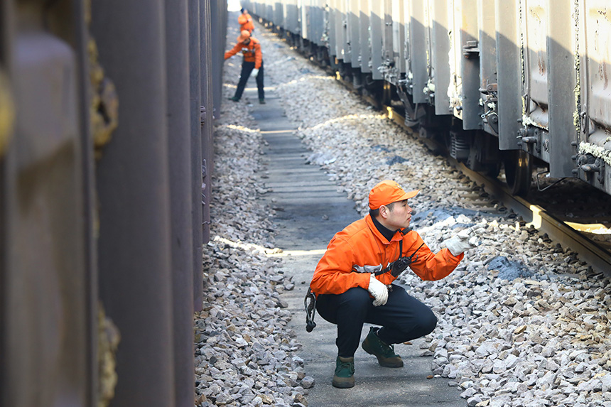 連結員正在檢查車輛。 張海根攝