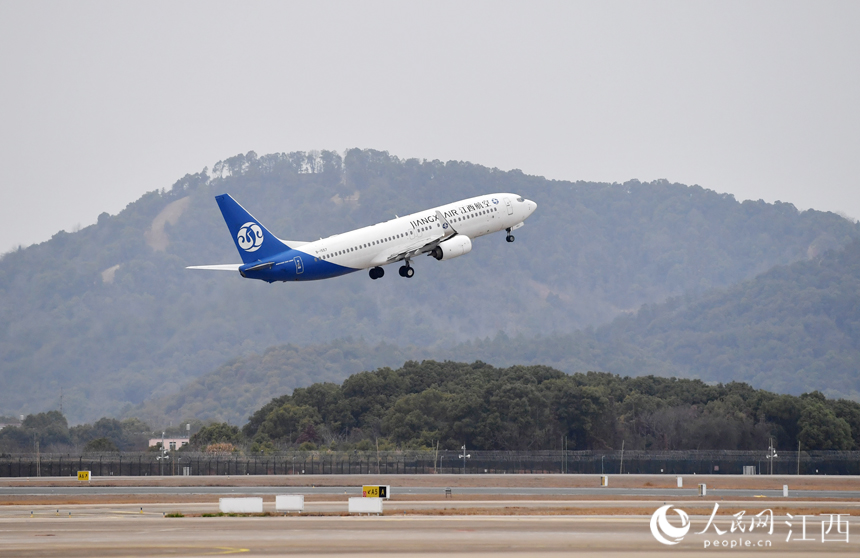 客機從昌北國際機場騰空而起，1個多小時后將降落香港國際機場。人民網 時雨攝