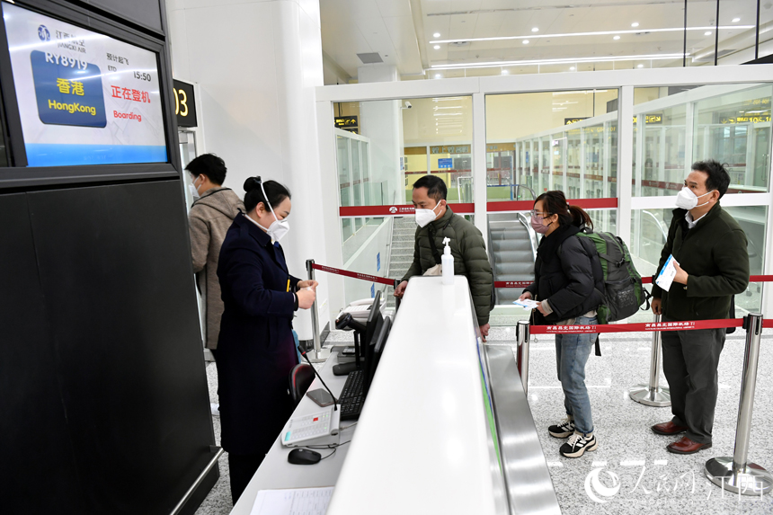 旅客通過登機口登機。人民網 時雨攝