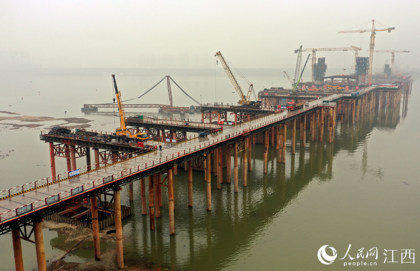元宵節當天，航拍洪州大橋施工現場。 人民網 時雨攝
