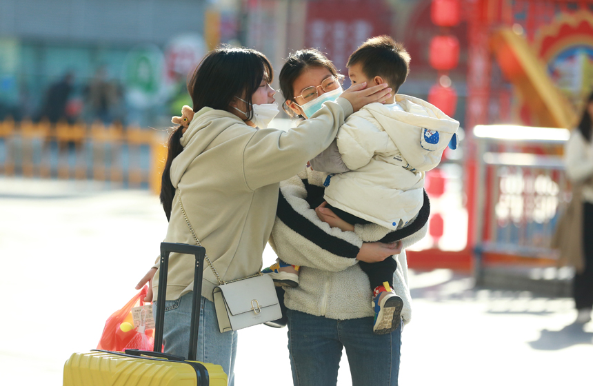 進站前，家人撫摸著孩子的臉，眼里寫滿不舍。陸瑤攝