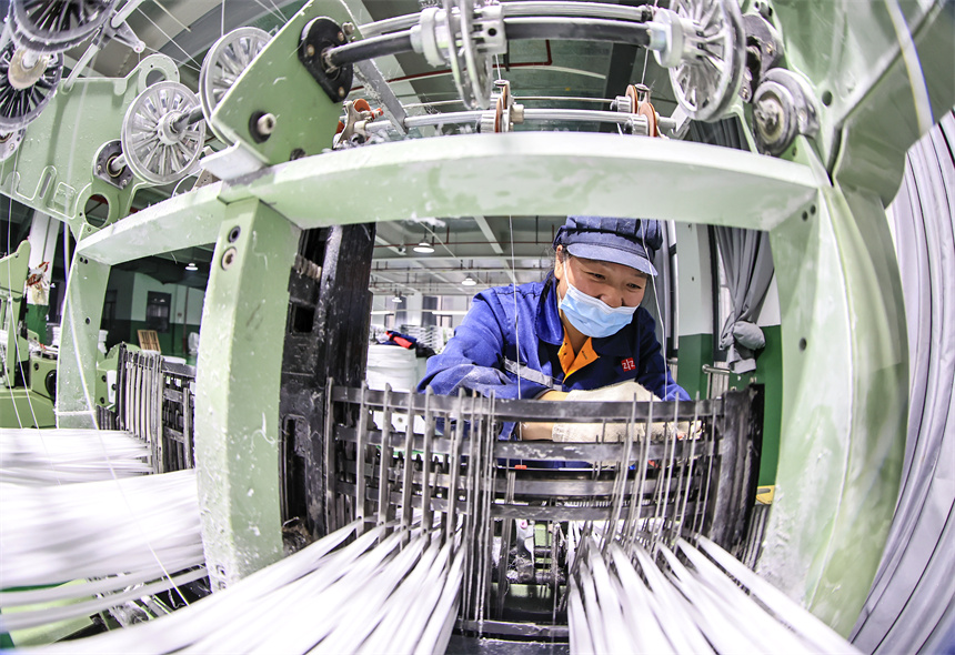 工人們正鉚足干勁趕制訂單。吳江攝