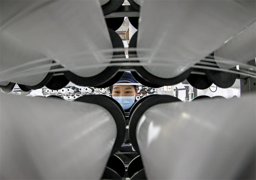 工人們正鉚足干勁趕制訂單。吳江攝