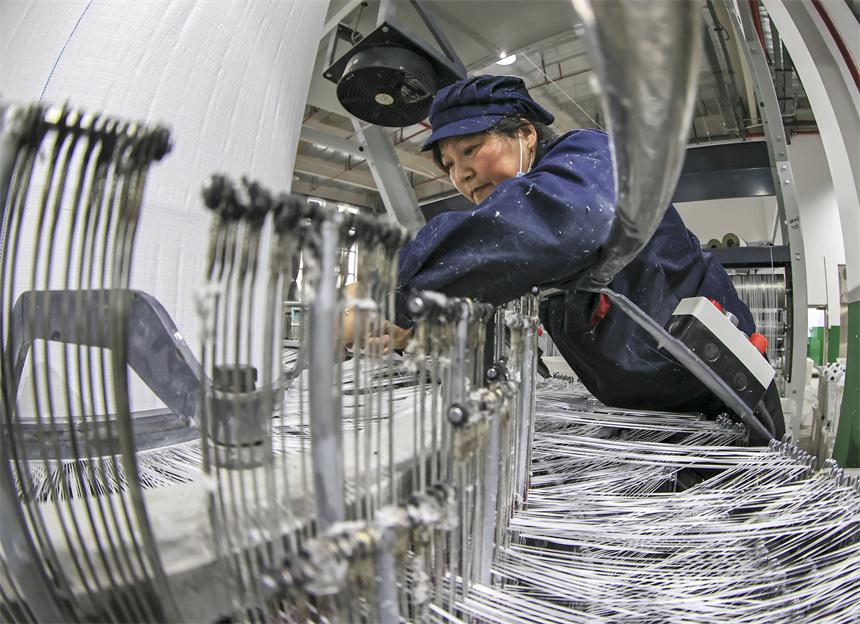 工人們正鉚足干勁趕制訂單。吳江攝