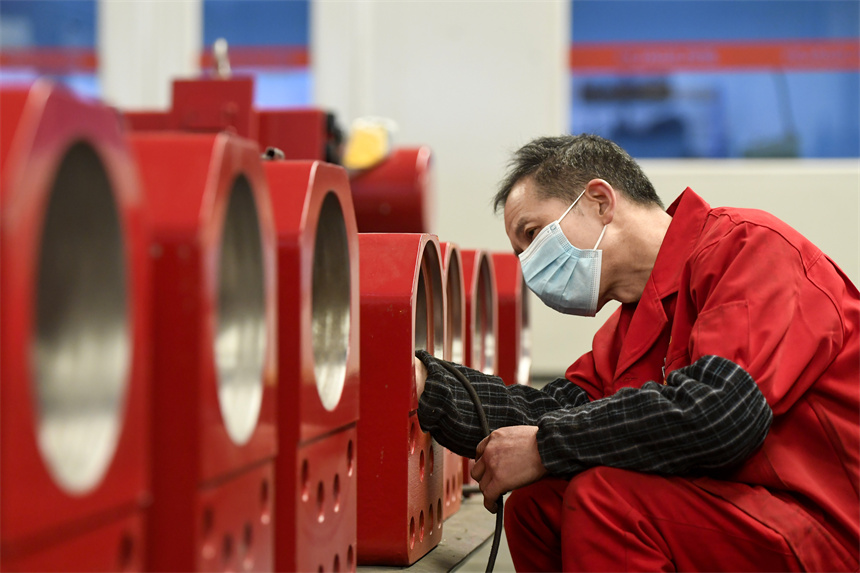 員工正在生產車間趕制銷往海外市場的制動器產品。周亮攝