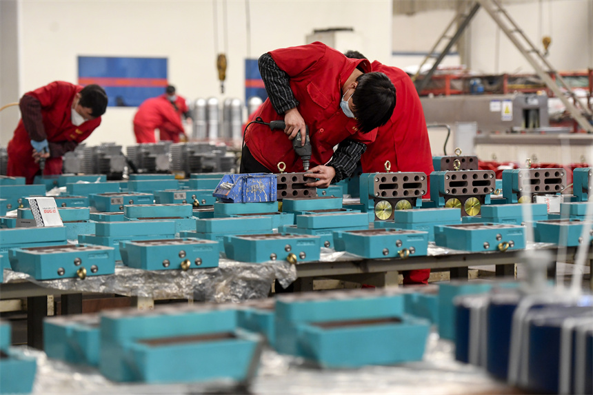 員工正在生產車間趕制銷往海外市場的制動器產品。周亮攝