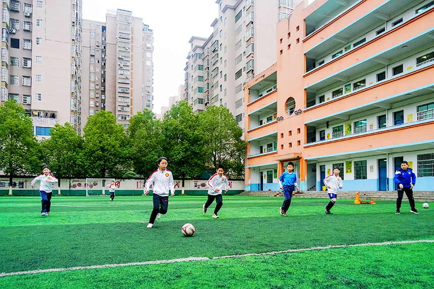2月13日，在永新縣子珍小學操場上，學生在練習足球。劉秀平攝