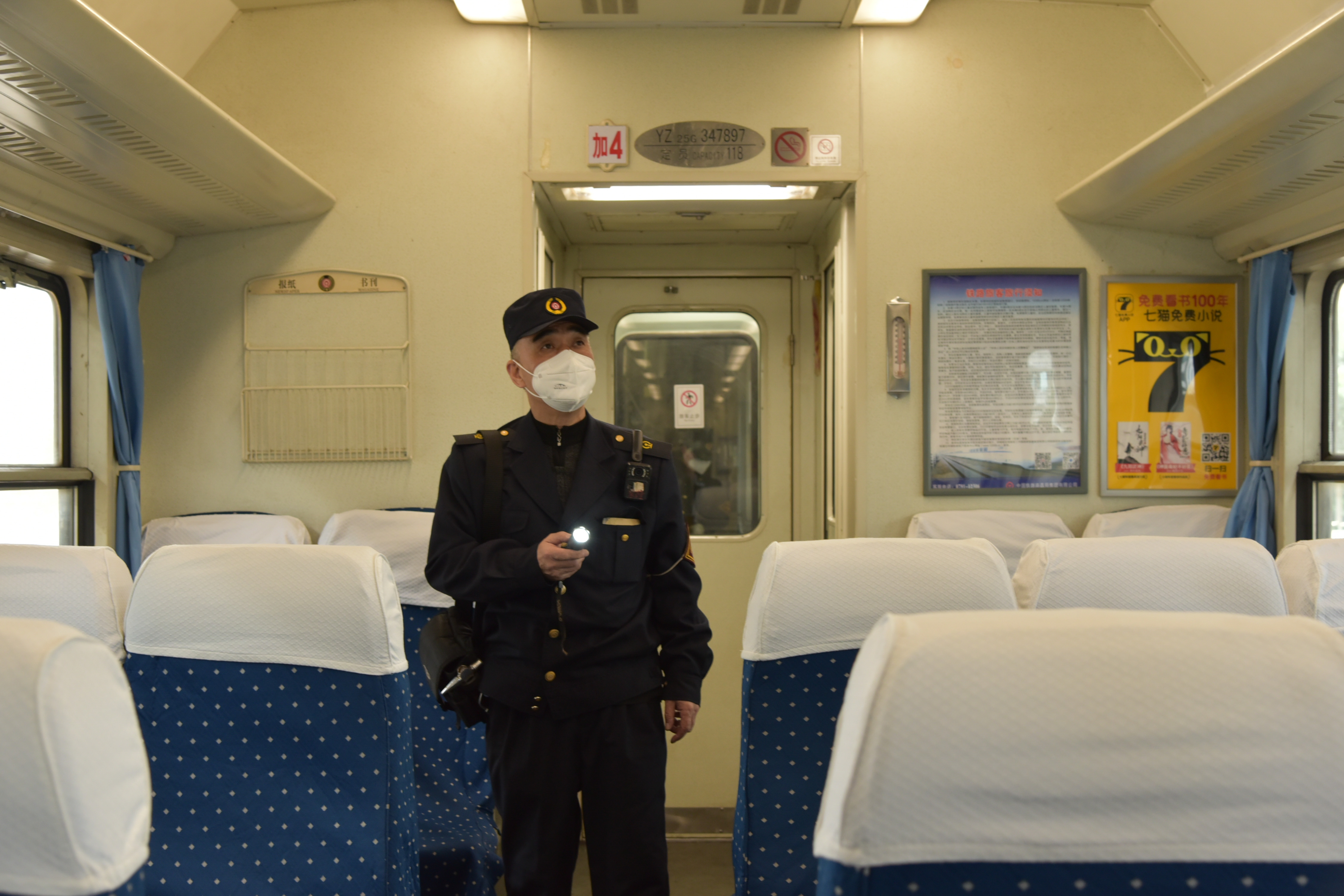 梁建雄正在車廂內巡視檢查。劉斌攝